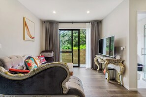 TV, offices - Grand Retreat with spa pool and parking (Auckland North Shore)