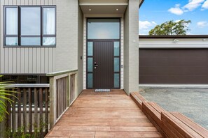 Exterior detail - Grand Retreat with spa pool and parking (Auckland North Shore)