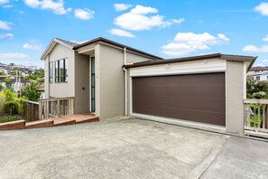 Exterior - Grand Retreat with spa pool and parking (Auckland North Shore)