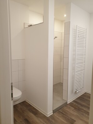 Douche, sèche-cheveux, serviettes fournies, savon