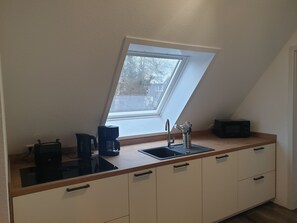 Frigorifero, microonde, forno, piano cottura