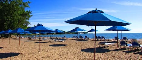 Solstolar och strandhanddukar