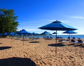 Sun loungers, beach towels - Views! Amenities! Comfort! Waterview at Bay Point. (Lakeside Marblehead)