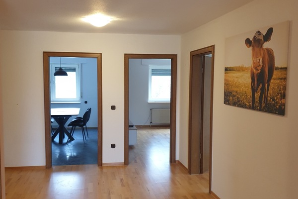 Der Flur mit Blick zur Küche und zum Wohnzimmer