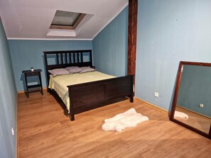 2 bedrooms, cots/infant beds, free WiFi, bed sheets - Duplex apartment in city center (Kraków)