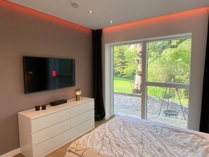 2 habitaciones, escritorio, tabla de planchar con plancha y wifi
