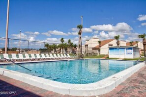 Una piscina al aire libre, una piscina climatizada