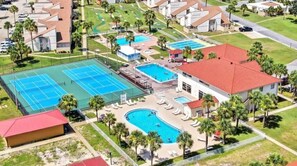 Utendørsbasseng og et oppvarmet basseng