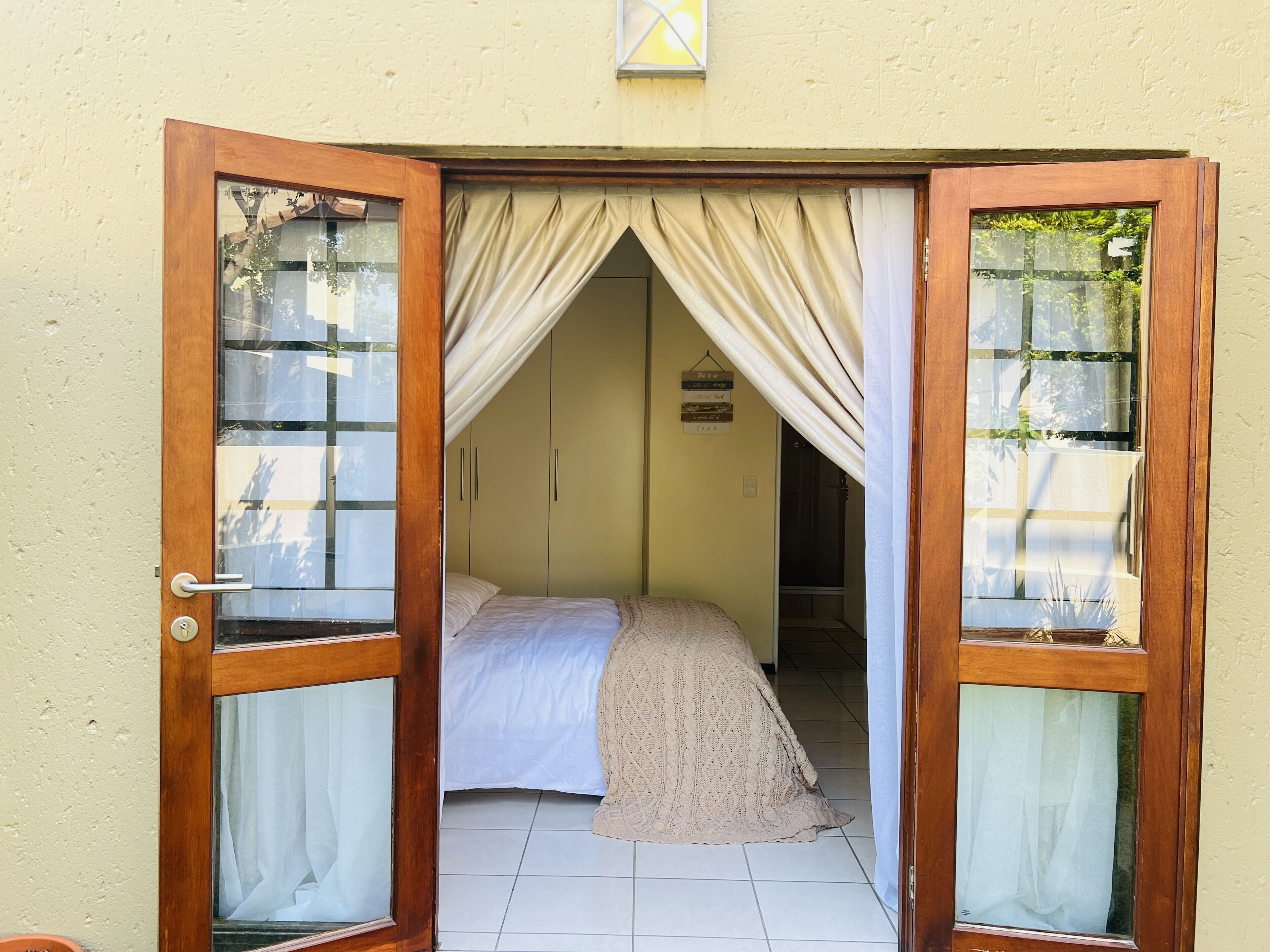 1 habitación, tabla de planchar con plancha, wifi gratis y ropa de cama 