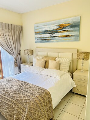 1 slaapkamer, een strijkplank/strijkijzer, gratis wifi, beddengoed