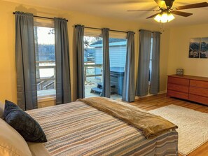 2 bedrooms, iron/ironing board, WiFi, bed sheets - Lakefront Cottage with Hot Tub & Views! (Brookport)
