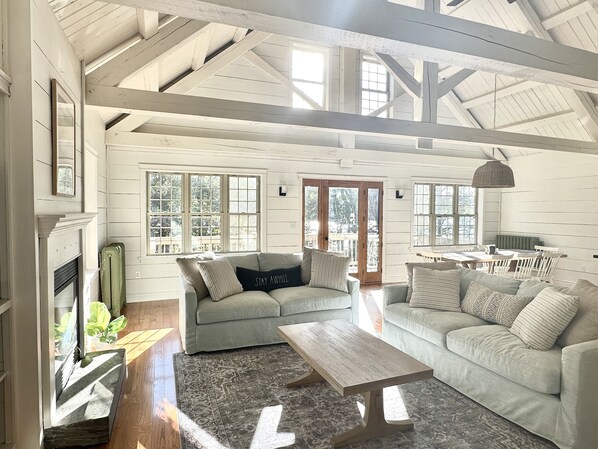 تلفزيون ذكي، مدفأة، كُتُب، طابعة