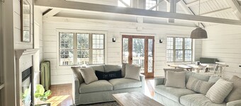 Gorgeous new mid-coast listing! Large, family friendly home, perfect location!