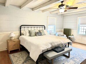 5 عدّة غرف نوم وخزنة داخل الغرفة ومكتب ومكواة/لوح كي