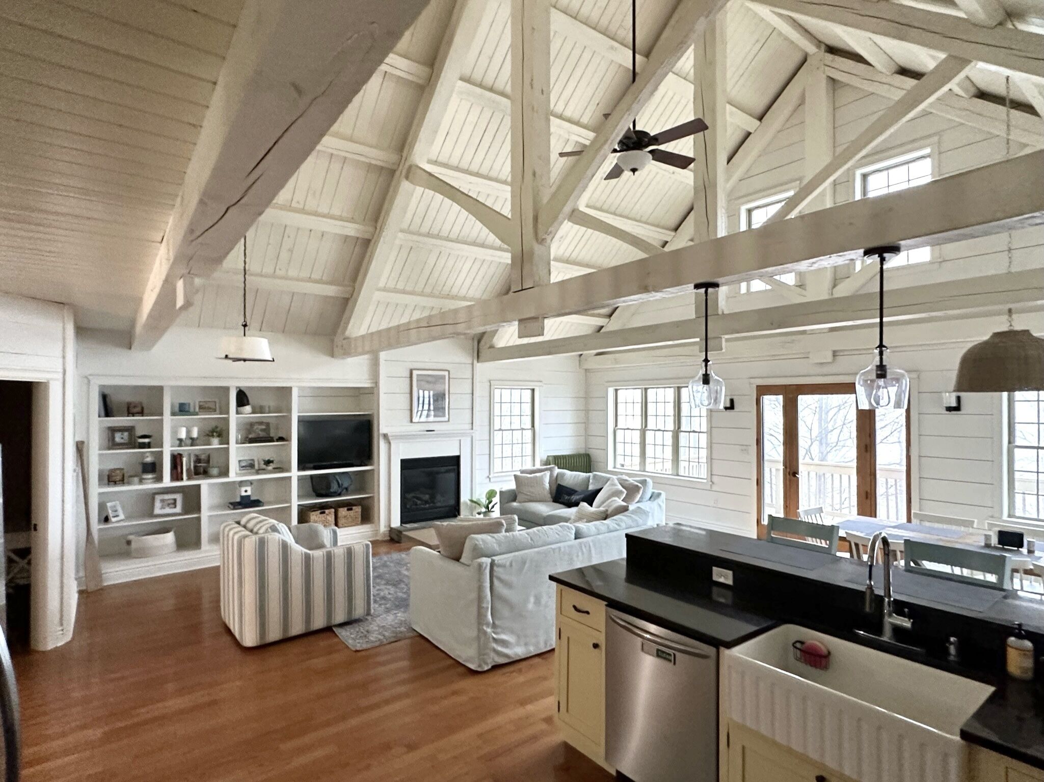 TV connectée, cheminée, livres, imprimantes