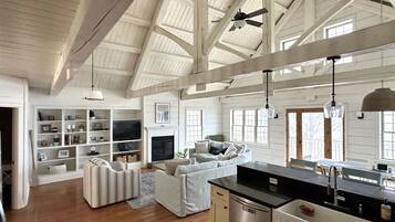 TV connectée, cheminée, livres, imprimantes