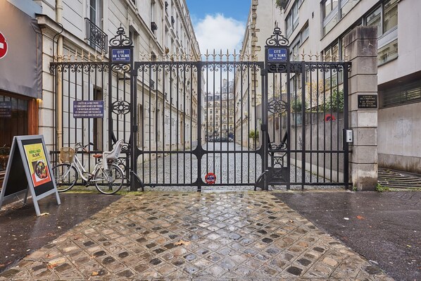 Exterior - Alma - Studio Apartment, Sleeps 2 (Paris)