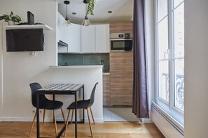 Kühlschrank, Mikrowelle, Herdplatte, Wasserkocher mit Kaffee-/Teezubehör