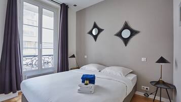 Tabla de planchar con plancha, wifi gratis y ropa de cama