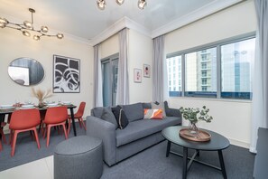 En 42-tommers smart-TV med kabel-kanaler samt Netflix