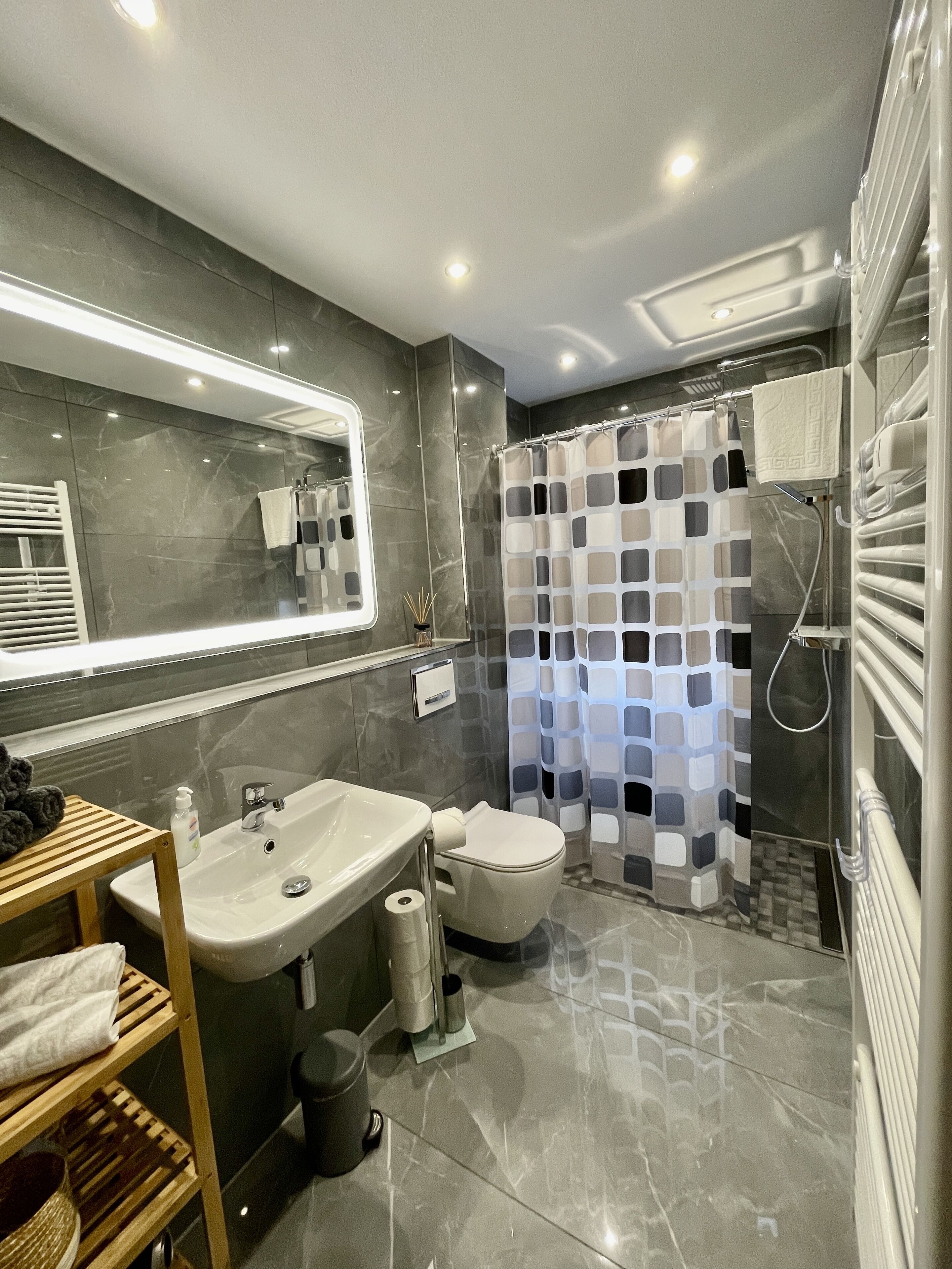 Dusche, kostenlose Toilettenartikel, Haartrockner, Handtücher