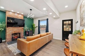 Televisión y chimenea 