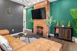 Televisión y chimenea 