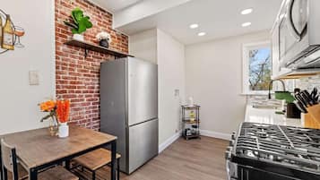 Coffee/tea maker, fridge, microwave, oven