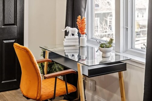 The Colorful Abode with Deck in Mt Washington