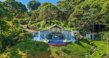 Peaceful villa, 3 bdrs with amazing mountain views!