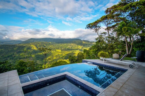 Peaceful villa, 3 bdrs with amazing mountain views! 
