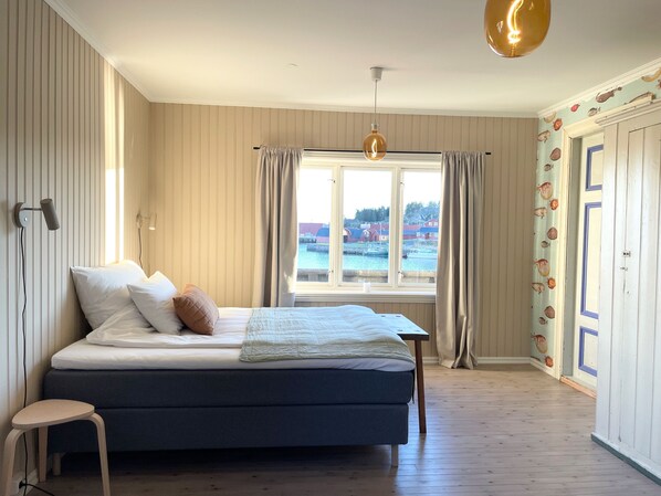 4 bedrooms, iron/ironing board, travel cot, WiFi