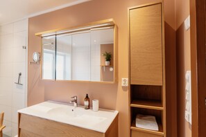 Ducha, artículos de tocador ecológicos, secador de pelo, toallas