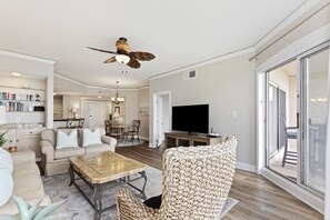 Smart-TV, Kamin, DVD-Player, Bücher