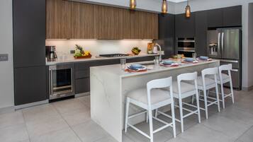 Microondas, horno, parrilla de estufa y lavavajillas