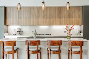 Micro-ondes, four, plaque de cuisson, lave-vaisselle