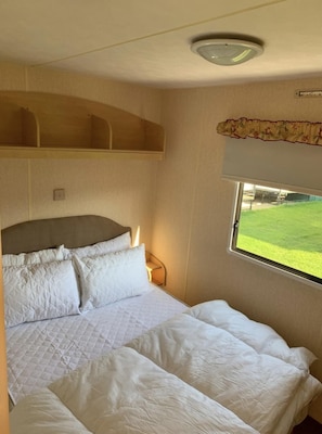 2 bedrooms, iron/ironing board, free WiFi - Beach Vibes - Silver Beach - Basic (Skegness)