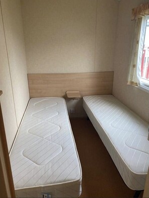 Cabin | 3 bedrooms, iron/ironing board, free WiFi - Beach Daze - Silver Beach - Standard (Skegness)