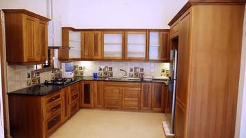 Microondas, horno, placa de cocina y utensilios de cocina