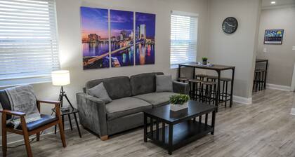 Modern City Haven with Expansive Back Deck and Yard – Sleeps 9