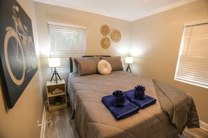 2 bedrooms, WiFi, bed sheets - Modern City Haven with Expansive Back Deck and Yard – Sleeps 9 (Jacksonville)