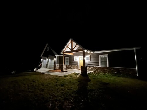 YOUR LAKE ESCAPE AWAITS...walk to Boat Ramp...sleeps 12, with plenty of parking