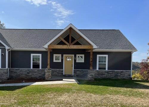 FAMILY LAKE ESCAPE AWAITS. Walk to Boat Ramp. Sleeps 12, with plenty of parking