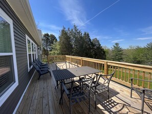 Outdoor dining - FAMILY LAKE ESCAPE AWAITS. Walk to Boat Ramp. Sleeps 12, with plenty of parking (Bronston)