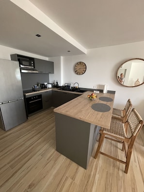 Frigorifero, microonde, forno, piano cottura
