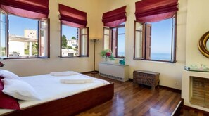 5 slaapkamers, een kluis op de kamer, een bureau