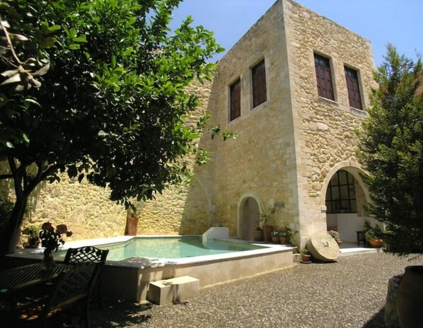 Outdoor pool, a heated pool - Historic Venetian Castle 15th Century - IDEAL FOR FAMILY EVENTS - RETREATS (Μαρουλάς)