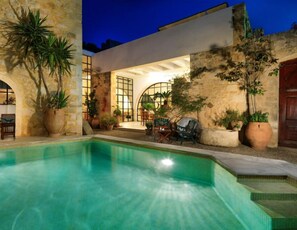 Outdoor pool, a heated pool - Historic Venetian Castle 15th Century - IDEAL FOR FAMILY EVENTS - RETREATS (Μαρουλάς)