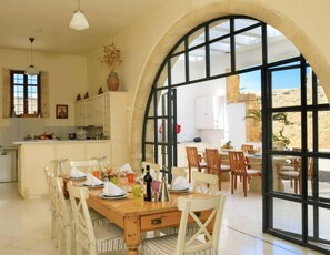 Dining - Historic Venetian Castle 15th Century - IDEAL FOR FAMILY EVENTS - RETREATS (Μαρουλάς)