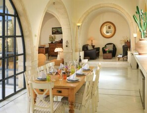 Dining - Historic Venetian Castle 15th Century - IDEAL FOR FAMILY EVENTS - RETREATS (Μαρουλάς)